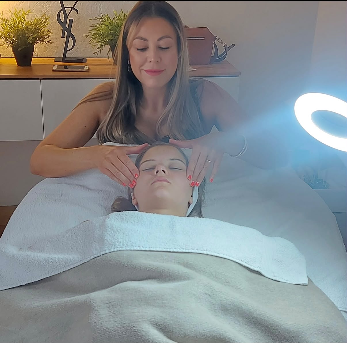 Entspannende Gesichtsmassage in unserem Studio